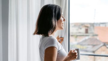 Chica joven mirando por la ventana